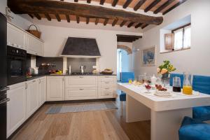A kitchen or kitchenette at Villa Pianora