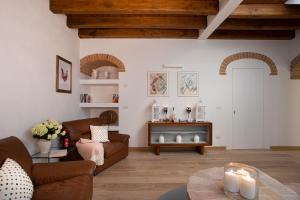 A seating area at Villa Pianora