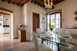 A kitchen or kitchenette at Villa Pianora
