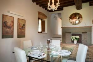 A seating area at Villa Pianora