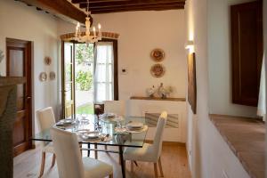 A seating area at Villa Pianora