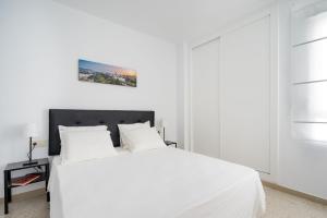Posteľ alebo postele v izbe v ubytovaní Arcos Beach Infostays - Free Parking