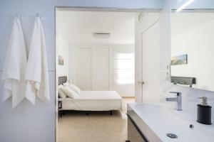Posteľ alebo postele v izbe v ubytovaní Arcos Beach Infostays - Free Parking