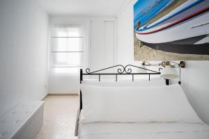 Posteľ alebo postele v izbe v ubytovaní Arcos Beach Infostays - Free Parking