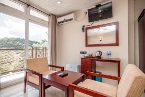 Habitación con escritorio y mesa con espejo. en Janora Hills en Kandy