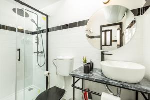 une salle de bain avec un lavabo et un miroir dans l'établissement YOUROPO - Santa Catarina, à Porto 20 autres photos