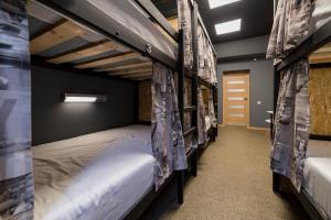 Ein Etagenbett oder Etagenbetten in einem Zimmer der Unterkunft Hostels Rus-Krasnoyarsk
