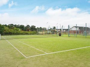 einen Tennisplatz mit zwei Tennisnetzen darauf in der Unterkunft 4 person holiday home in R m in Rømø Kirkeby