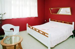 Postel nebo postele na pokoji v ubytování Villa Kunterbunt Willa Śmiesznotka