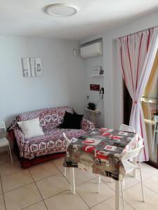 ein Wohnzimmer mit Sofa und Tisch in der Unterkunft Casa Laura Vivienda Vacacional in Los Cristianos + 24 Fotos