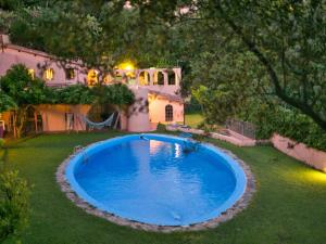 - une grande piscine bleue dans la cour d'une maison dans l'établissement Belvilla by OYO Mandorlo, à Ricadi