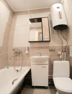 ヤロスラヴリにあるApartment on 8 Marta 17Aのバスルーム(洗面台、トイレ、鏡付)