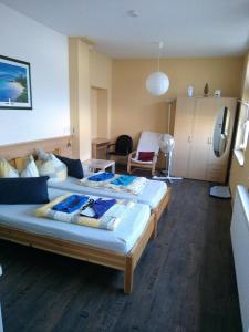 1 dormitorio con 2 camas en una habitación en Zimmervermietung Schönfließer Stuben auch für Monteure en Eisenhüttenstadt