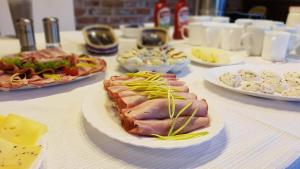 Jedlo v ubytovaní bed & breakfast alebo blízkom okolí