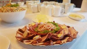 Jedlo v ubytovaní bed & breakfast alebo blízkom okolí