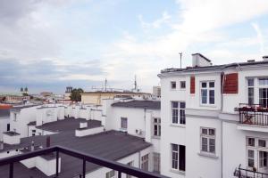 vista sui tetti degli edifici bianchi di Apartments Górskiego Warsaw by Renters a Varsavia