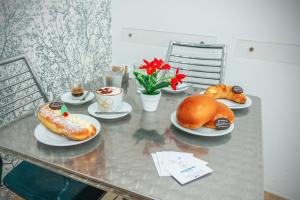 una mesa con platos de comida encima en Mediterraneo Palace Luxury Affittacamere, en Pachino