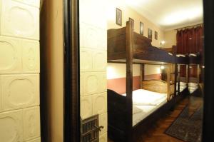 Giường trong phòng chung tại Hostel Deco
