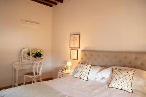 A bed or beds in a room at Villa Pianora