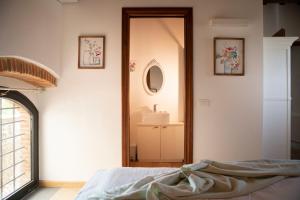 A bed or beds in a room at Villa Pianora