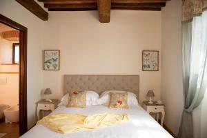 A bed or beds in a room at Villa Pianora