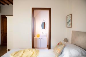 A bed or beds in a room at Villa Pianora