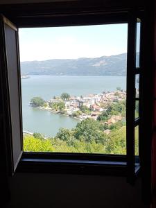 een raam met uitzicht op een waterlichaam bij B&B Jonovic in Donji Milanovac
