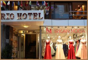 فندق ريو في إسطنبول: محل امام الفندق يوجد به عارضات