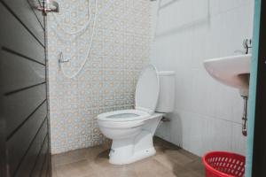 un bagno con un water e un lavandino di RedDoorz near RSUD Koja a Giacarta