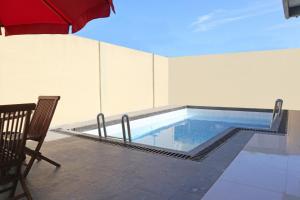 Πισίνα στο ή κοντά στο OYO 1326 Mahakam Guest House