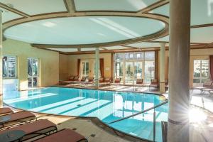 Der Swimmingpool an oder in der Nähe von Hotel Dirsch Wellness & Spa Resort