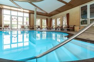 Bazén v ubytování Hotel Dirsch Wellness & Spa Resort nebo v jeho okolí