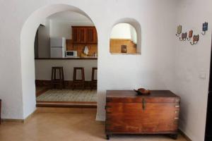 cocina con arco y cofre de madera en una habitación en La Cabieda - Junto al Río Cañamares - ideal para grupos y familias, en Chilluévar