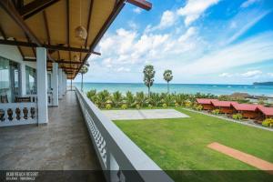 uma vista para o oceano a partir da varanda de uma casa em JKAB Beach Resort em Trincomalee