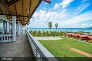 een balkon met uitzicht op de oceaan bij JKAB Beach Resort in Trincomalee