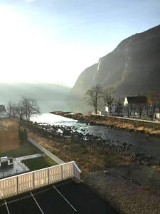 une vue sur une rivière avec une montagne en arrière-plan dans l'établissement Øren Hotel, à Høyanger