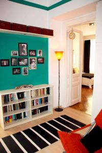 una sala de estar con una estantería con libros en Cosy Appartement close to City, en Viena
