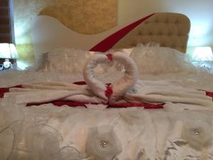 Una cama con dos cisnes hechos para parecer éxtasis en Isra Hotel en Nablus