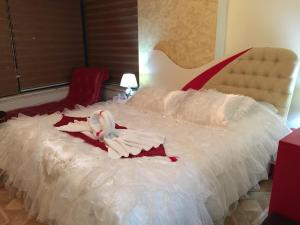un dormitorio con una cama con un disfraz en Isra Hotel en Nablus