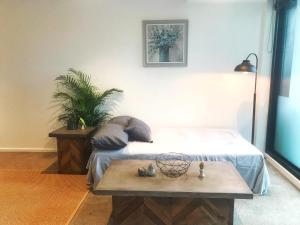 Uma cama ou camas num quarto em Large 2B2B Near Southern Cross FreeParking GYM POOL