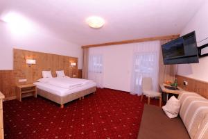 A bed or beds in a room at Gasthof Burkert