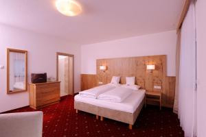A bed or beds in a room at Gasthof Burkert