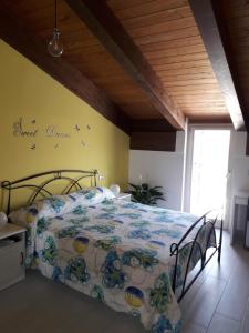 A bed or beds in a room at B&B Cascina Fiorita