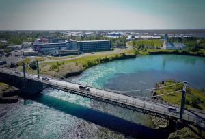 uma ponte sobre um rio com carros nela em Hotel Selfoss em Selfoss