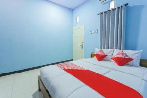 A bed or beds in a room at OYO 1291 Asipra House