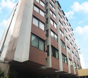 an apartment building in the city at Pas Cher Hotel de Bangkok in Bangkok