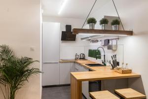 A kitchen or kitchenette at Brzezicki Apartament Centrum