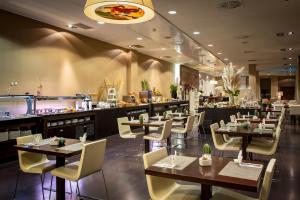 restauracja ze stołami i krzesłami oraz bar w obiekcie Hotel Diagonal Plaza w Saragossie