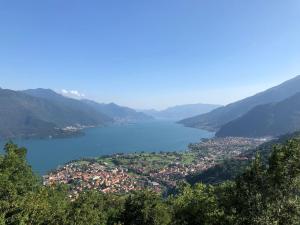 une vue d'une ville et d'un plan d'eau dans l'établissement Baita Agostina, à Gravedona