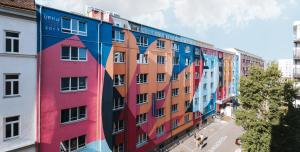 un edificio con una pintura a un lado. en a&o Wien Hauptbahnhof en Viena